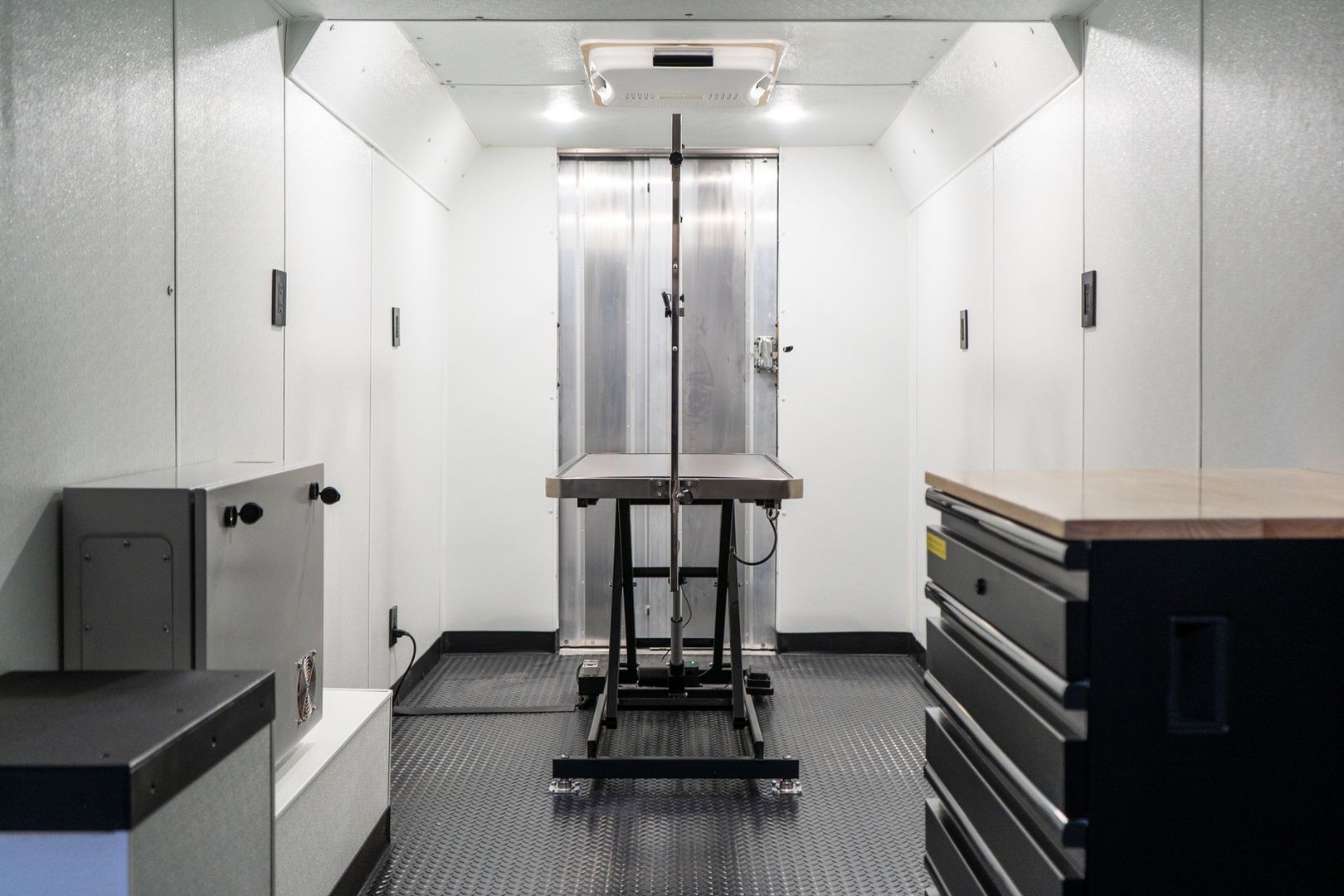 // GROOMING SUITE INTERIOR